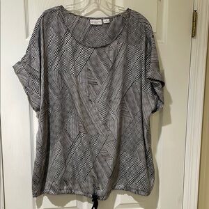 Black and White Geometric Women's Top